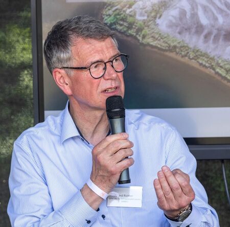 Gerd Richter von der LMBV erklärt während der Podiumsdiskussion, warum die Flächen im Bereich der Schlabendorfer Felder noch gesperrt und gefährlich sind.