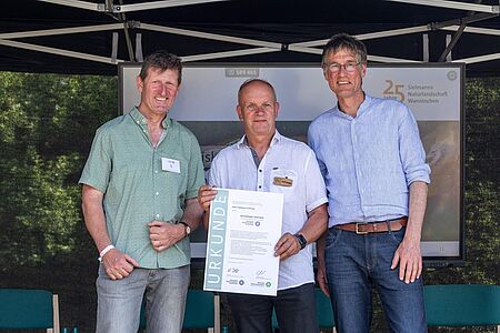 Am 14. Juni 2025 nahmen Ralf Donat und Jochen Paleit von der Heinz Sielmann Stiftung die Urkunde von Naturparkleiter Udo List (links) entgegen.